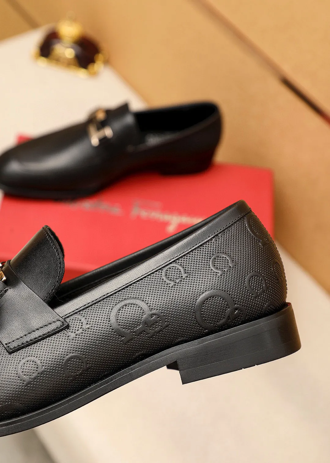 Men's shoes💰460💰 Product trademark: Ferragamo "Ferragamo" casual leather shoes Regular size: 38-44 (45🉑️customized) Product materials: Selected imported first-layer calfskin upper + luxury hardware buckle, imported water-dyed cow leather lining. Strong three-dimensional visual effect, original outsole color: 1⃣️color optional